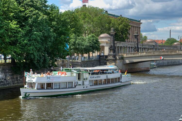 Eine österliche Schiffsfahrt über die Spree Bootsfahrt Spree Berlin