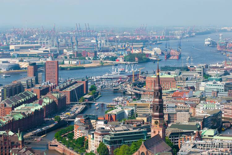 Hamburg günstig erleben: Schiffe gucken natürlich Hamburg Schiffe gucken
