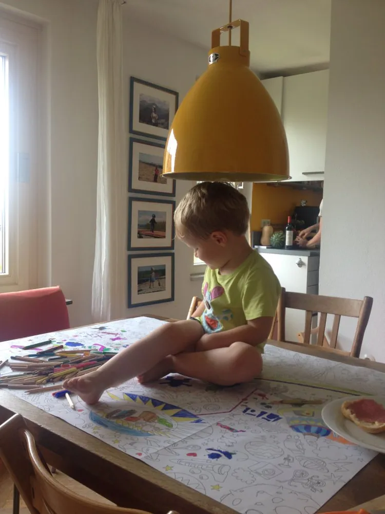 Ruheecke Kind unter Lampe