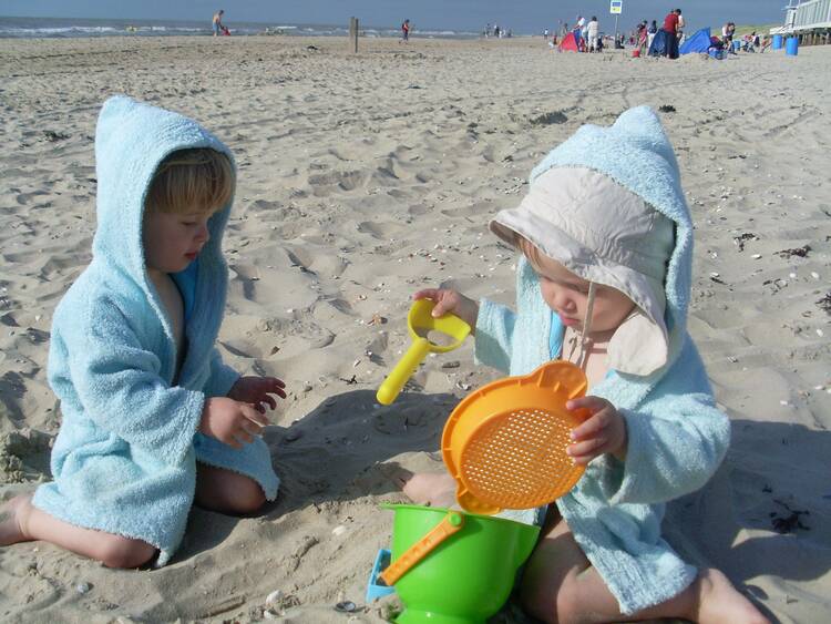 Am Strand auf einer Nordseeinsel buddeln Nordseeinseln Reiseziele