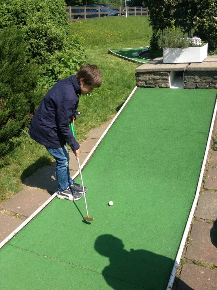 Minigolfspielen Kinder