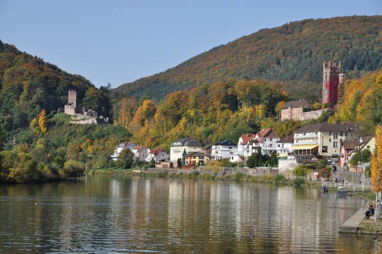 Für Prinzen und Prinzessinnen, Ritter und Burgfräulein: Die vier Burgen bei Neckarsteinach
Neckarsteinach Burgen
