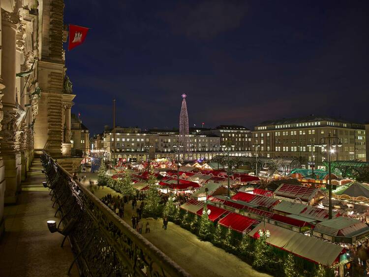 Der junge unter den Weihnachtsmärkten: der historische Weihnachtsmarkt am Hamburger Rathaus Weihnachtsmarkt Hamburg Rathaus