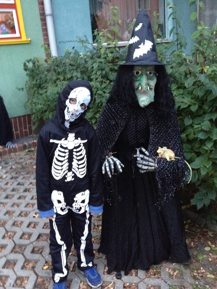 Sich gegenseitig eine Gruselgeschichte erzählen Halloween Gruselgeschichte
