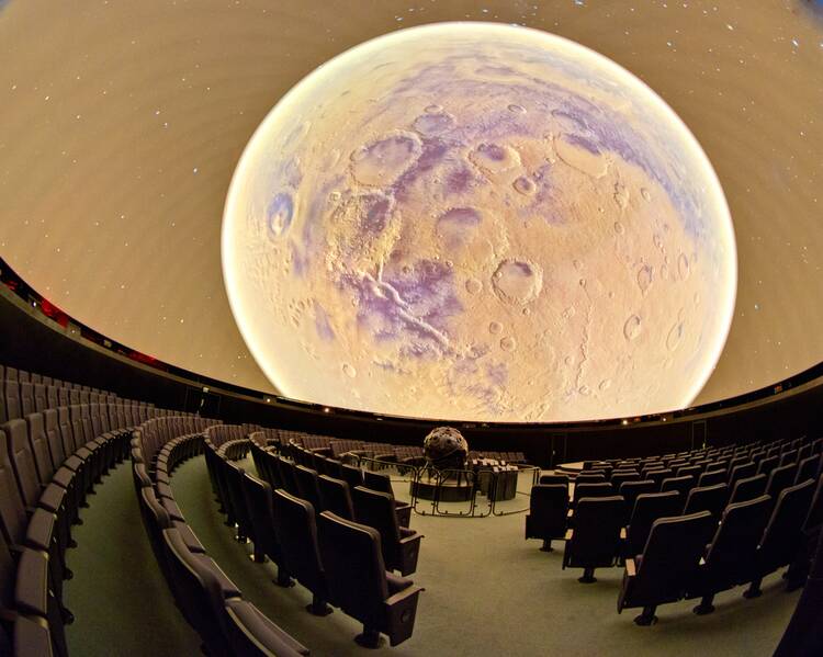 Unterm Sternenhimmel im Planetarium sitzen Berlin Planetarium