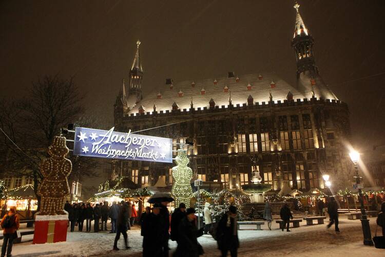 Auf den Aachener Weihnachtsmarkt gehen Aachen Weihnachtsmarkt