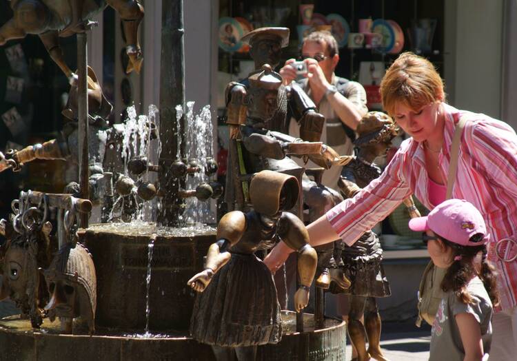 Den Puppenbrunnen mit seinen beweglichen Bronzefiguren besichtigen Puppenbrunnen Aachen