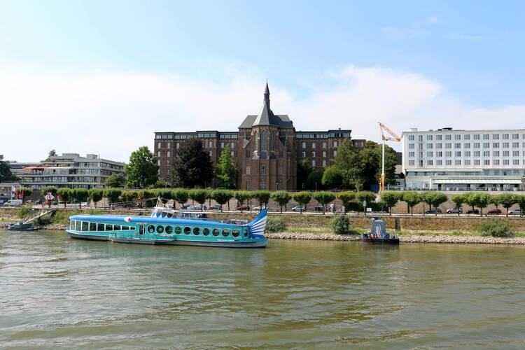 Eine Schifffahrt auf dem Rhein unternehmen Bonn Schifffahrt Rhein