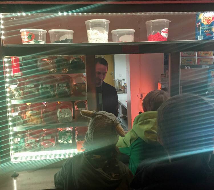 Am Kiosk Süßigkeiten einkaufen Kiosk Essen