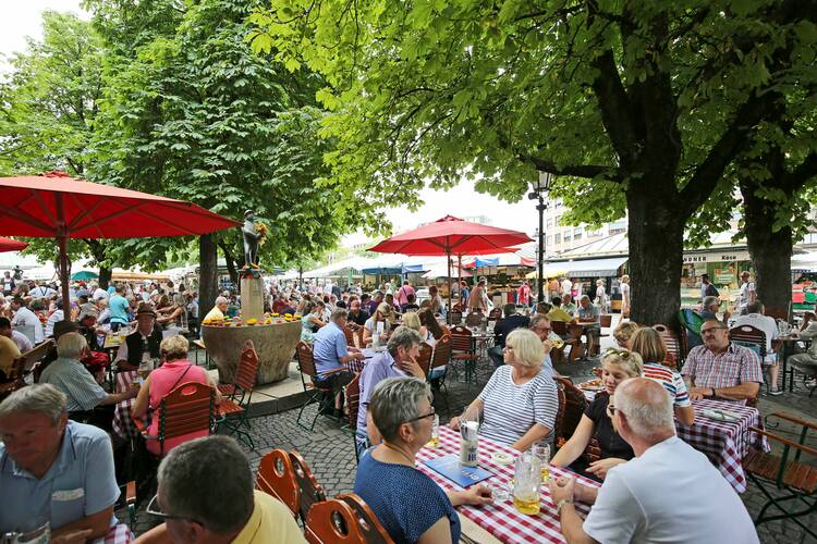 In einem Biergarten sitzen und Münchener Leichtigkeit genießen München Biergarten