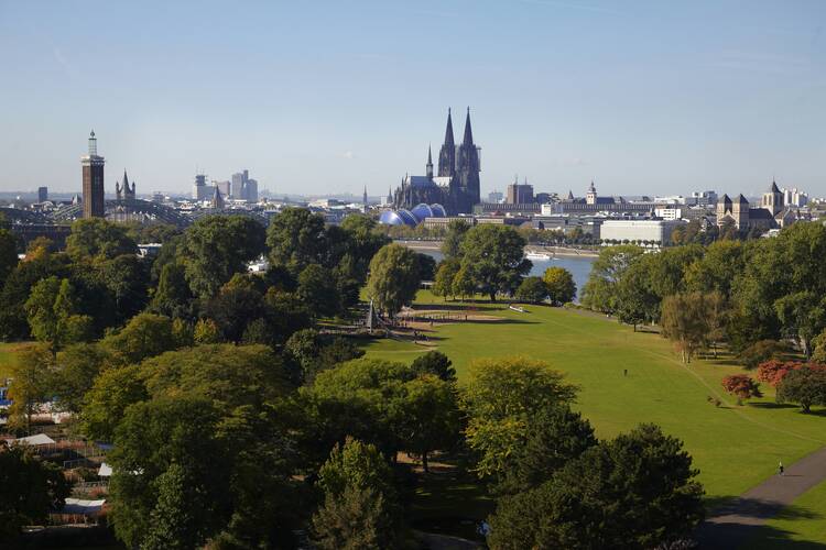 In den Rheinpark zum toben, spazieren, spielen und Eisenbahnfahren Rheinpark Köln
