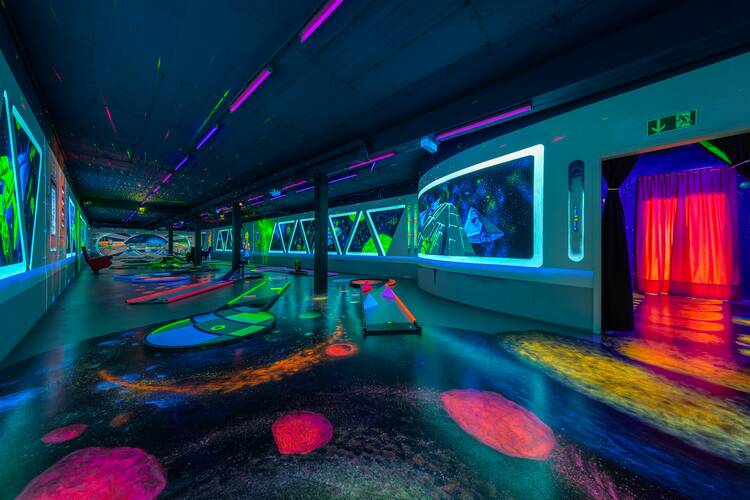 Schwarzlicht Minigolf spielen gehen Schwarzlicht Minigolf Münster