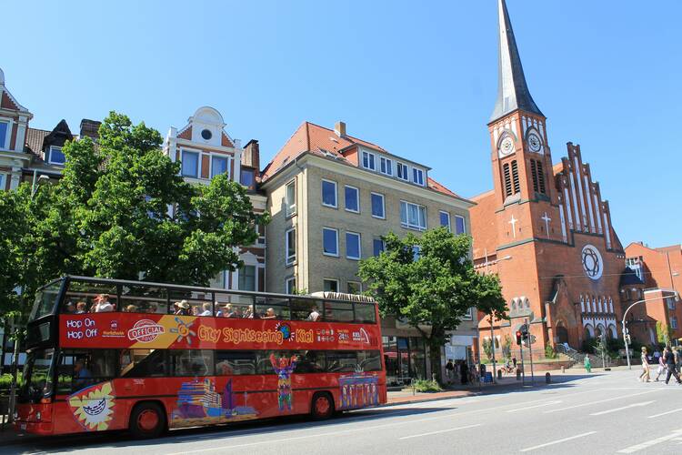 Eine Hop-on-Hop-off-Tour mit dem roten Doppeldeckerbus unternehmen Hop-on-Hop-off Bus Kiel