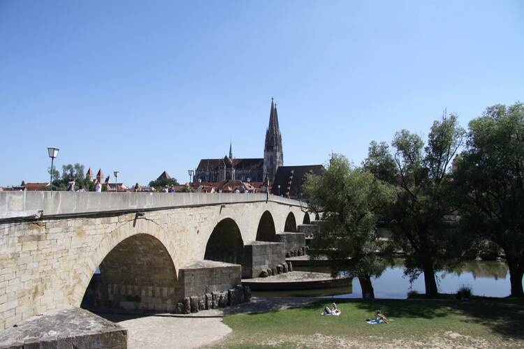 Auf die Regensburger Brücke und den Kindern die Sage vom Teufel erzählen Regensburger Steinerne Brücke
