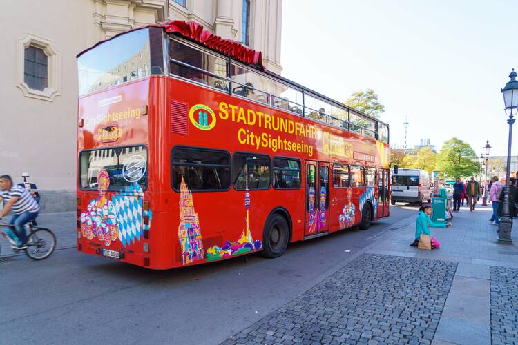 Eine Hop-On und Hop-off-Tour mit dem roten Doppeldeckerbus unternehmen Hop On Hop off Bus München