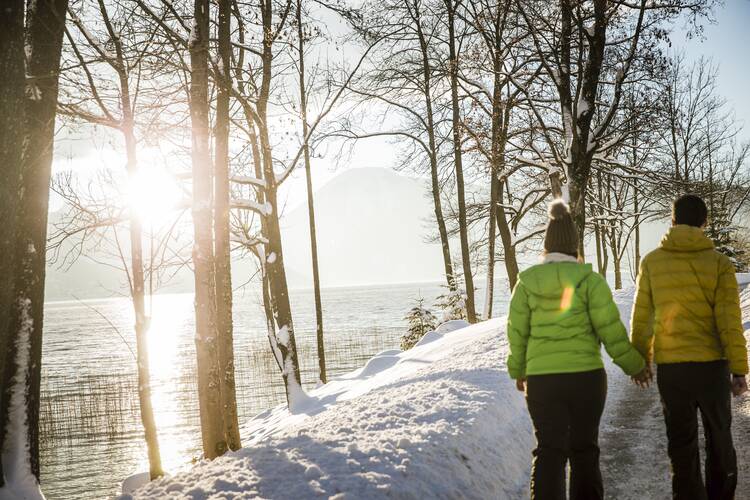 Zur Firstalm wandern und dann die Rodelstrecke hinunter genießen Winterwanderung Tegernsee