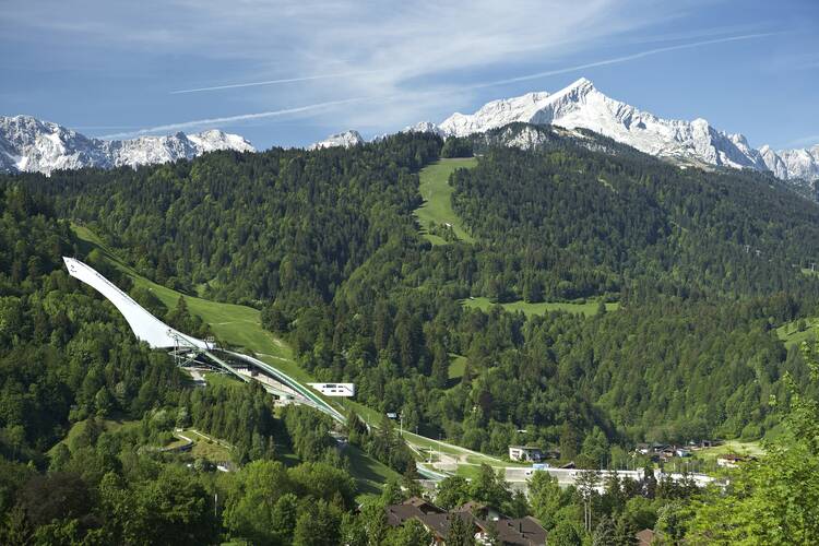 Ins Olympia-Skistadion in Garmisch-Partenkirchen gehen Olympia-Skistadion Garmisch