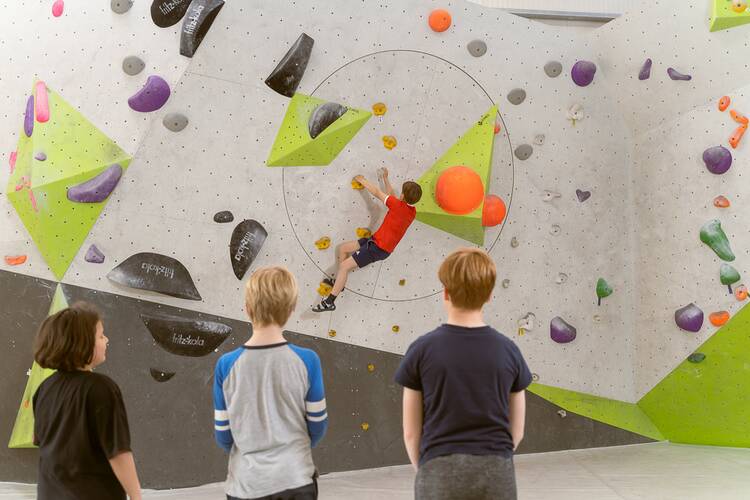 In die Kletter- und Boulderhalle gehen Kletterhalle Lüneburg