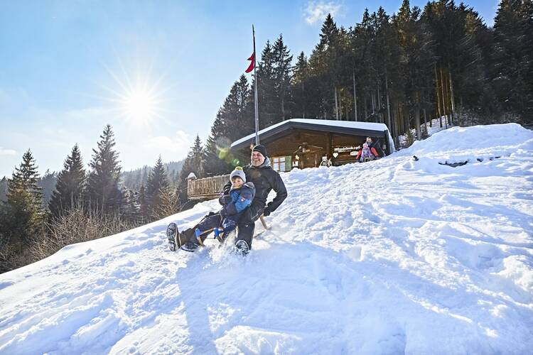 Die rasante Rodelbahn mit langem Aufstieg: die Naturrodelbahn Edelsberg Rodeln Hündeleskopfhütte Edelsberg