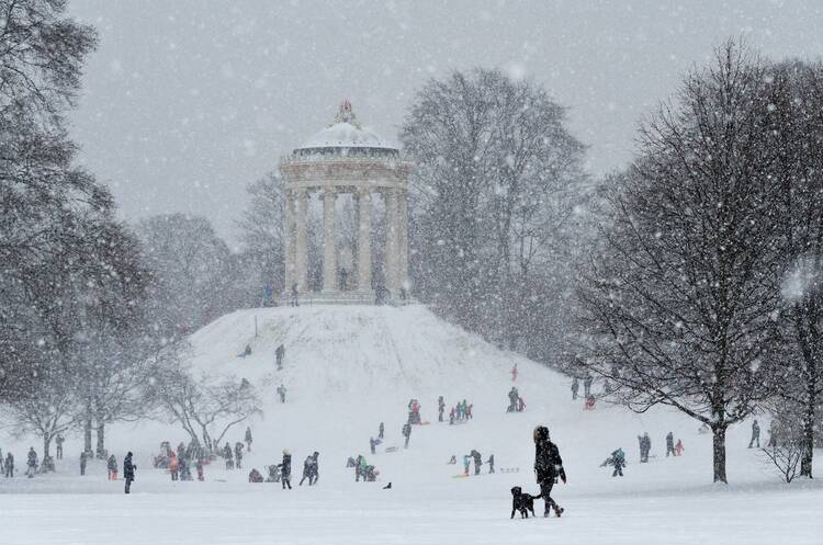 Rodeln am Monopteros im Englischen Garten Rodeln Monopteros Englischer Garten
