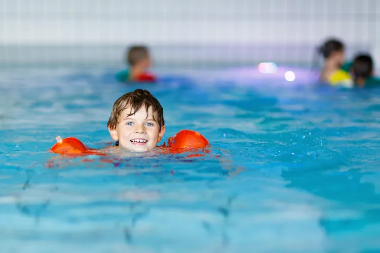 Schwimmbad Kind