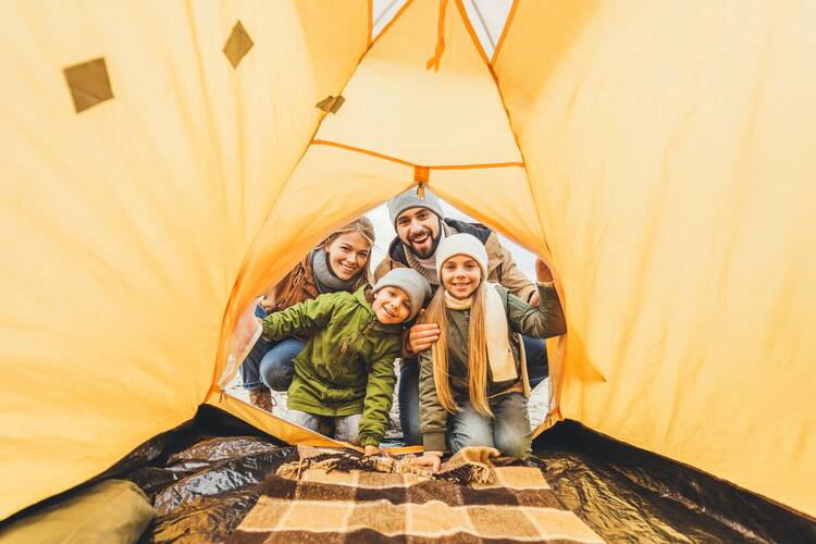 Zelten mit Kindern: 6 kreative Ideen & Tipps jenseits der großen Campingplätze Zelten mit Kindern