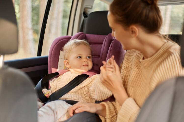 Sicher reisen: Tipps für die Autofahrt mit Baby und Kleinkind Tipps Autofahrt Baby Kleinkind
